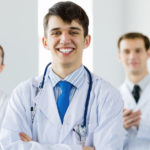 Assicurazione per medici specializzandi: come valutare la migliore?